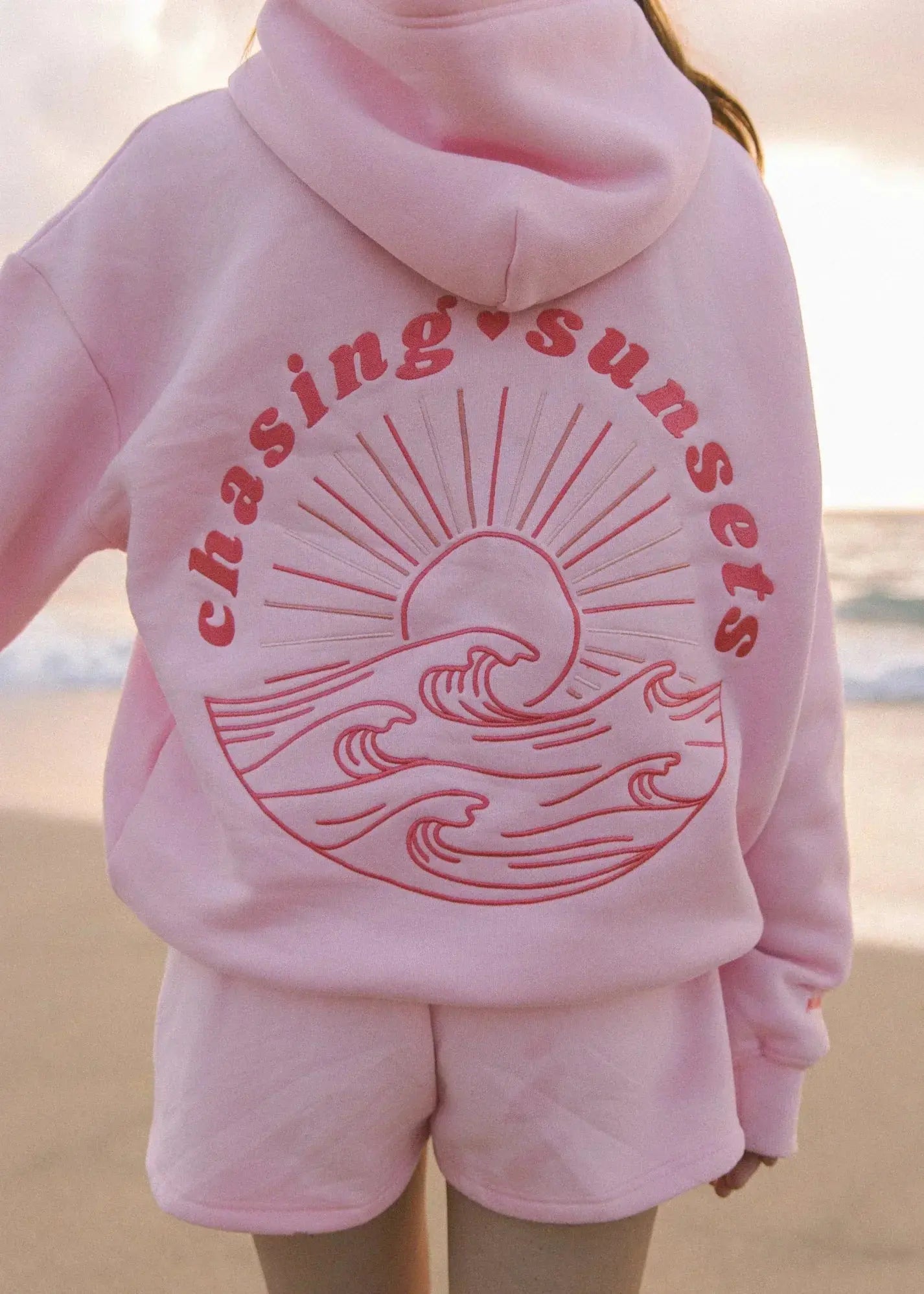 Dame Hoodie – Blød Oversized Hoodie med Chasing Sunsets Print - Havn Studio