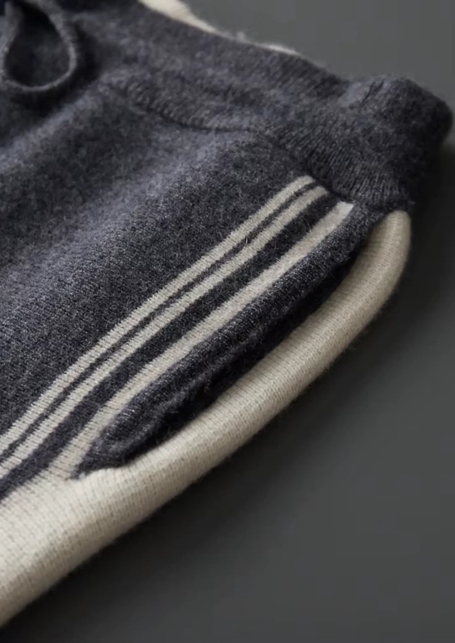 Herre tracksuit i varm uldblend – zip-hoodie & afslappede joggers med sporty striber - Havn Studio