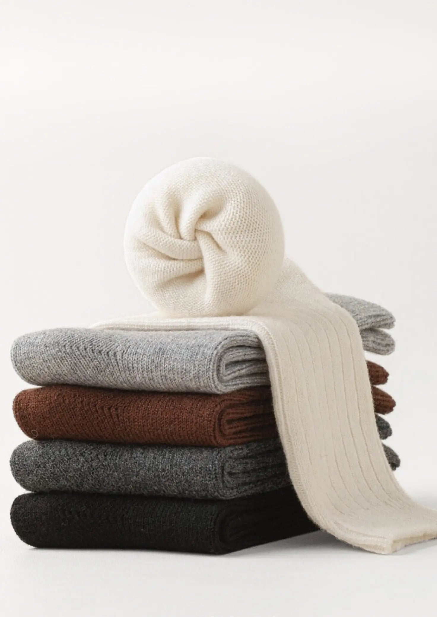 Hvide herre uldsokker – varme, bløde og alsidige ribstrikkede sokker - Havn Studio
