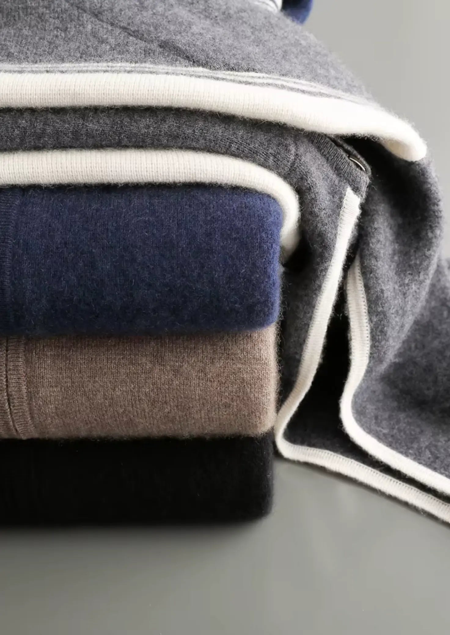 Herre tracksuit i varm uldblend – zip-hoodie & afslappede joggers med sporty striber - Havn Studio