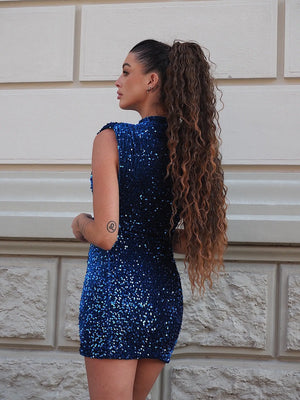 Glimmende festkjole – elegant, tætsiddende minikjole med pailletter og høj hals - Havn Studio