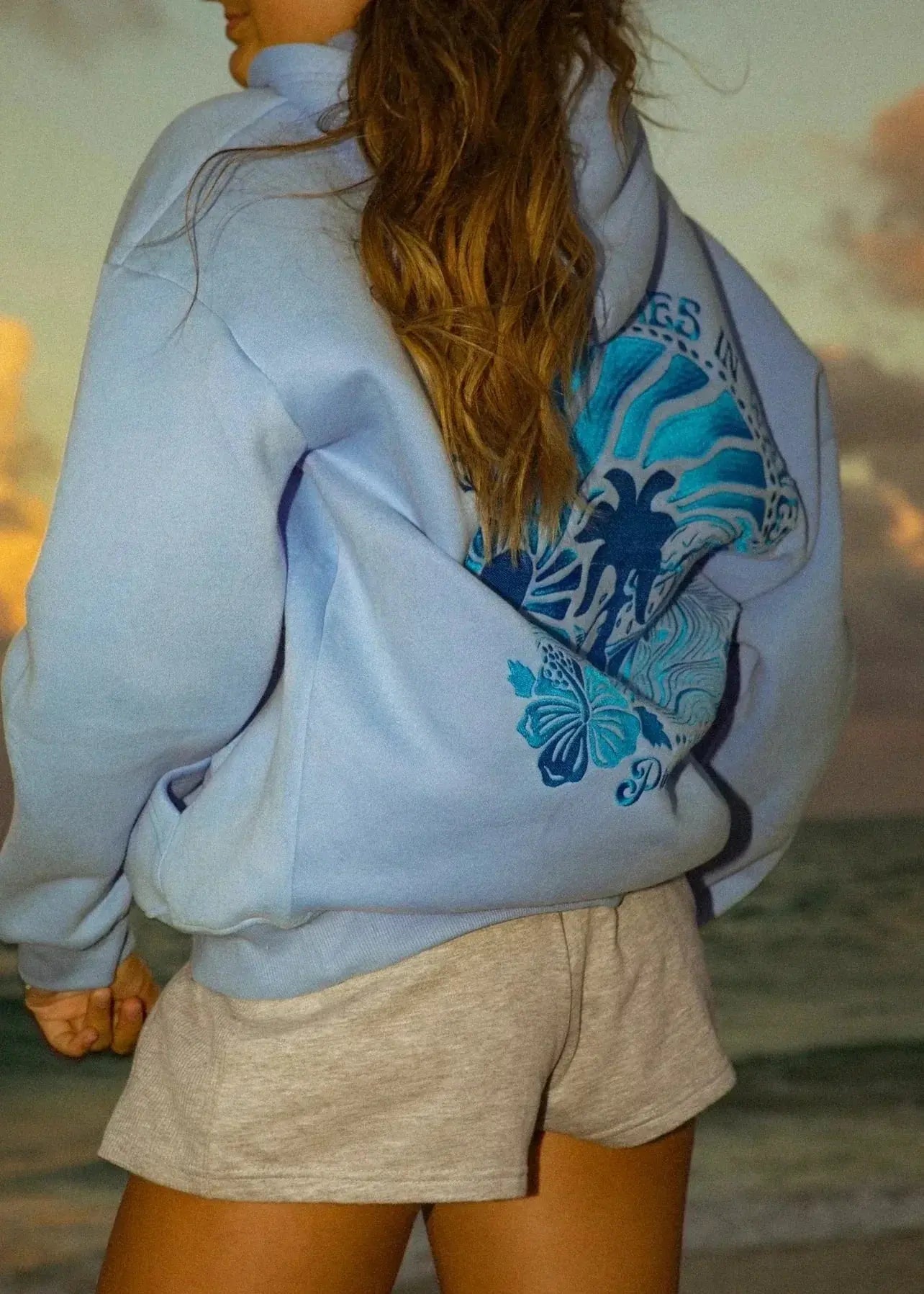 Dame Hoodie – Blød Oversized Hoodie med Chasing Sunsets Print - Havn Studio