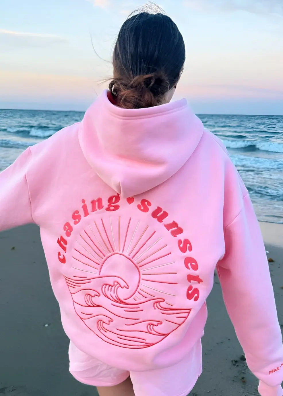 Dame Hoodie – Blød Oversized Hoodie med Chasing Sunsets Print - Havn Studio